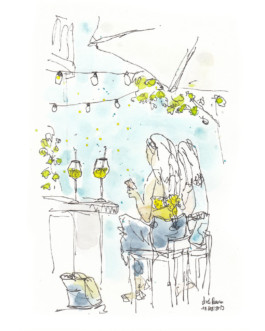 Zeichnung von zwei Frauen, die draußen vor einem Café sitzen. Auf em Tisch zwei Weingläser mit hellem Getränk und Strohhalmen. Darüber eine Lichterkette und ein Sonnenschirm. Gezeichnet mit Fineliner, Highlights mit Auqarell.