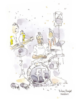 Zeichnung der Band Fortuna Ehrenfeld. Vorn das Schlagzeug mit den Großbuchstaben FE drauf. Links der Gitarrist mit gelber Jacke. Im Hintergrund die Keyboarderin. Gezeichnet mit Fineliner und Aquarell. 