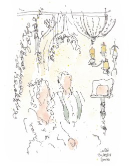 Zeichnung eines Hochzeitspaars bei der Trauung. Ein festlich geschmückter Raum, Kerzen, sie sitzt neben ihm. Gezeichnet mit Fineliner und gelben und roten Aquarell-Farben.