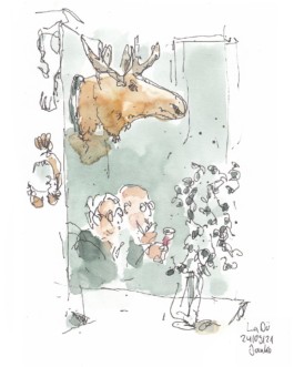 Zeichnung eines Raumes mit einem großen Hirschkopf an der Wand. Darunter sitzt ein altes Paar, beide mit Brille. Er trinkt aus einem Rotweinglas. Vorn ein Tisch mit Trockenblumen. Gezeichnet mit Fineliner und grün-braunen Aquarell-Farben.