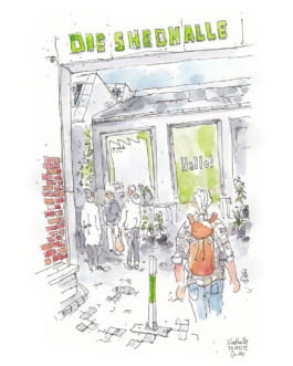 Zeichnung der Shedhalle in Krefeld. Oben ein Schild: Shedhalle. Links rote Backsteine, hinten Häuser mit Menschen davor, im Vordergrund ein Mann mit orangenem Rucksack. Mit Fineliner und Aquarell.