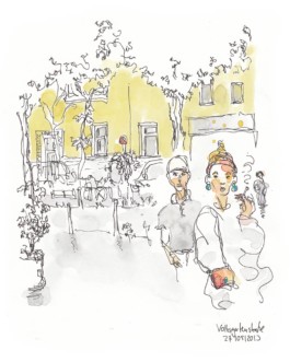 Zeichnung von einer Straße. Im Hintergrund ein gelbes Haus unter Bäumen. Im Vordergrund eine rauchende Frau mit türkisen Ohrringen, einem rosa Haarreif und einer rosaroten Handtasche. Dahinter ein junger Mann mit Käppi und grauem Hemd.