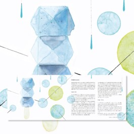 Eine Doppelseite aus einem Buch, Querformat, rechts zwei Spalten Text. Links ein eckiges blaues Eis am Stiel, gezeichnet mit Aquarellfarben. Über der Doppelseite die Zeichnung nochmal in Groß. 