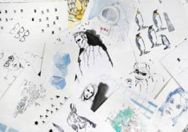 Ein Haufen voller Zeichnungen: Pinguine, der Joker, ein Porträt von Woody Allen, ein Tiger, Eis am Stiel, ein Astronaut ... Gezeichnet mit schwarzer Tinte, hellen Aquarellfarben. Die Pinguine und ein Papagei sind gestempelt. 