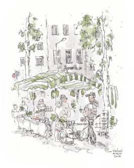 Zeichnung des Wochenmarkts am Westwall in Krefeld. Ein Marktstand mit grün-weiß-gestreiftem Dach. Dahinter hohe Häuser und Bäume. Davor ein Mann mit Brille und einer mit Käppi, ein Fahrrad. Gezeichnet mit Fineliner und Aquarell.