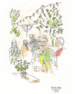 Gast auf Hochzeitsempfang. Der Mann trägt eine Fliege und hat ein buntes Hemd mit grünen und gelben Farbverläufen an.