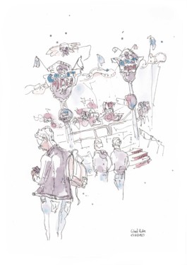 Zeichnung des Fahrgeschäfts Ghost Rider auf der Düsseldorfer Kirmes. Davor ein Mann mit Rucksack, Jacke und Jeans, der auf sein Handy schaut. Gezeichnet mit Fineliner und Aquarell, in Blau- und Rottönen.