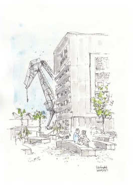 Zeichnung von einem Hafenkran, der hinter einem Haus hervorschaut. Zwei Palmen, ein grüner Baum. Vorn sitzen zwei Menschen auf einer Steinbank. Gezeichnet mit Fineliner und Aquarell.