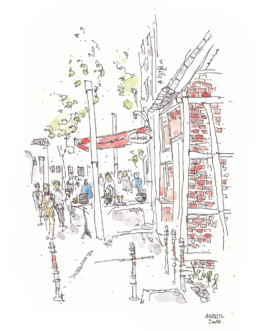 Zeichnung von Hochzeitsgästen auf der Straße. Mit Fineliner und rot-grünen Aquarell-Farben. Rechts eine Backstein-Wand und ein Weinladen mit roter Markise. Vorn ein paar Poller. Hinten die Gäste unter hohen Bäumen.