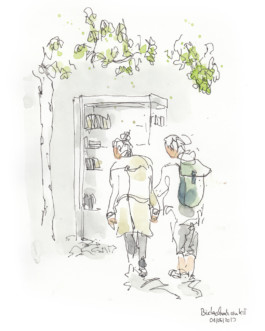 Zeichnung von einem Bücherschrank. Darin ein paar Bücher. Davor 2 Menschen von hinten, einer mit türkisem Rucksack, die andere mit Mantel und Zopf. Links eine Birke mit grünen Blättern.