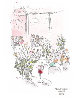 Zeichnung eines vollen Event-Saals. Leute an Tischen, vorn ein Tisch mit einem großen Blumenstrauß in einer Vase und einem Glas mit rotem Getränk. Von oben rosa Beleuchtung. Gezeichnet mit Fineliner und Aquarell. 