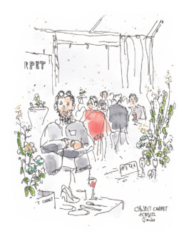 Zeichnung eines Mannes auf einem Event. Er hat einen Vollbart und hält die Arme verschränkt. Vor ihm ein gedeckter Tisch. Im Hintergrund Menschen an Tischen und Blumensträuße. Gezeichnet mit Fineliner und Aquarell. 