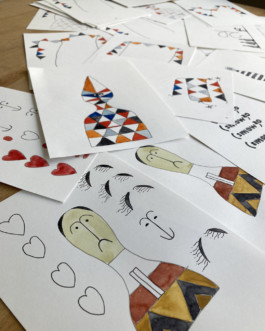 Ein Haufen Papier mit Zeichnungen auf einem Holztisch. Die Zeichnungen zeigen die Vitra-Holzpuppen oder Teile davon. 