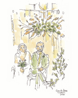 Zeichnung vom Hochzeitspaar. Die Braut hält den Brautstrauß in der Hand. Das Paar sitzt vor einem großen Paravent. An dem Paravent hängt ein großes Gesteck mit Blumen.